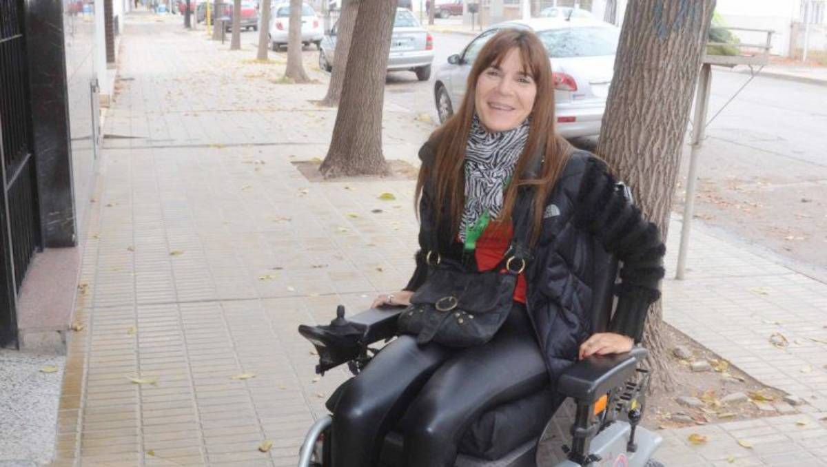 La dejaron cinco horas sin su silla de ruedas en un aeropuerto