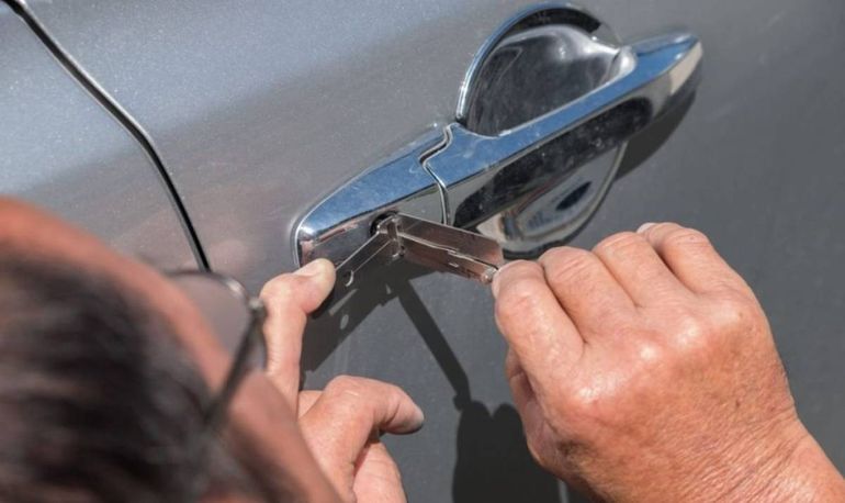 El cerrajero en acción para otro final feliz / Foto ilustrativa.