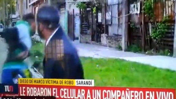 Insólito: le robaron el celular en vivo a un periodista de Canal 9