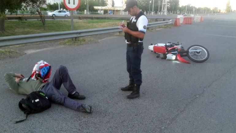 Iba en moto por la Ruta 22, atropelló a un perro y salió despedido