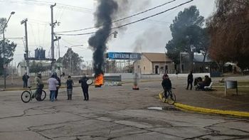 Vecinos cortaron la avenida principal reclamando por obras suspendidas. Foto gentileza ANRoca.