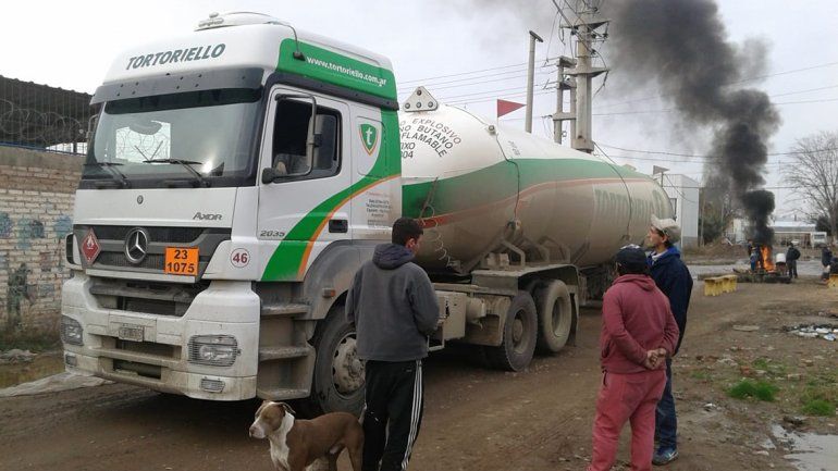 Vecinos tomaron un camión de la empresa Tortoriello para pedir alumbrado público