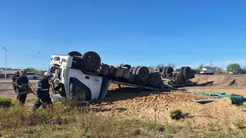 El vehículo proveniente de Olavarría y con destino a los yacimientos de Vaca Muerta en Añelo, sufrió una falla en los frenos. 
