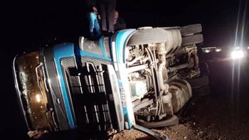 El camionero cipoleño sufrió volcó el jueves por la noche.