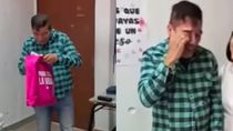 alumnos sorprendieron al profesor con un regalo y su reaccion emociono a todos alumnos sorprendieron al profesor con un regalo y su reaccion emociono a todos