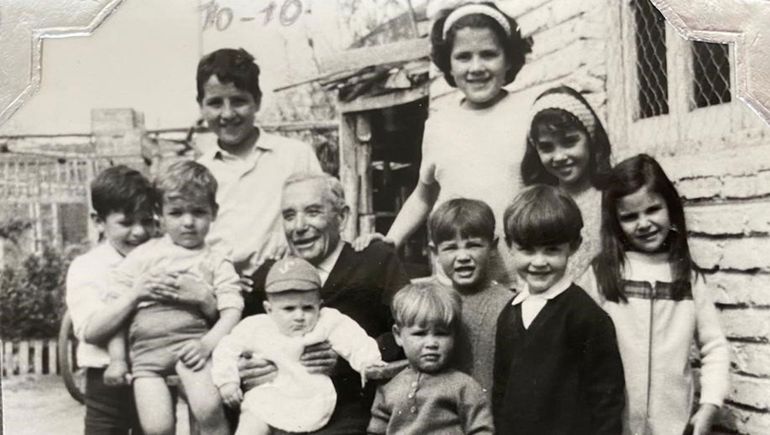 Don Celedonio Cancio con sus bisnietos en sus 80 años en octubre de 1966.