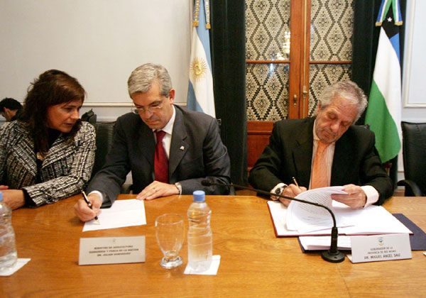 Domínguez firmó destacados acuerdos