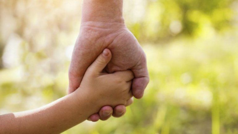 Le ocultó durante años que era padre de una niña: la lucha de un hombre para ser reconocido como papá