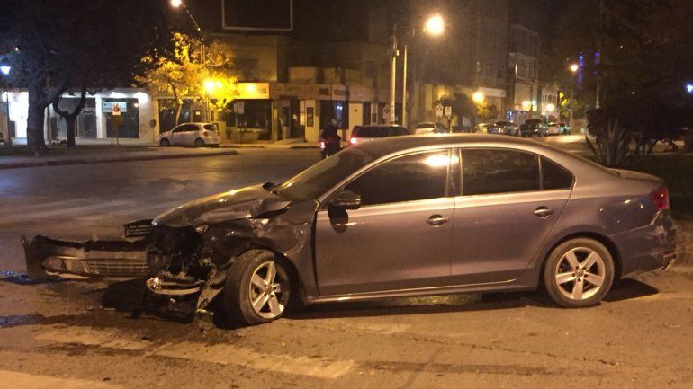 Chocaron dos autos en plena avenida y uno terminó contra un árbol