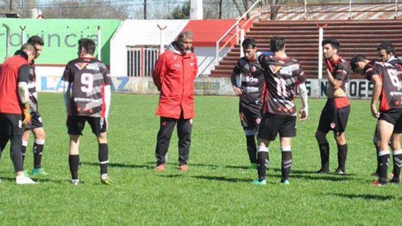Fabio Schiavi es el técnico de Rivadavia, club que vuelve desde el Federal B.