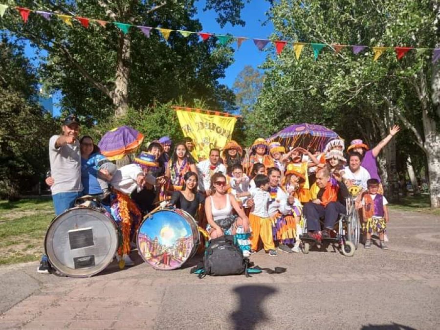 La murga La Bufona Carpocapsa desplegará todo su talento en la gran fiesta barrial.&nbsp;