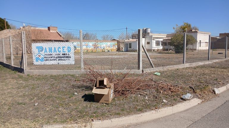 La Fundación ya había solicitado que los vecinos no tiren la basura en su vereda el 26 de agosto. En esa oportunidad tiraron hojas, palos y restos de poda.  La Fundación ya había solicitado que los vecinos no tiren la basura en su vereda el 26 de agosto. En esa oportunidad tiraron hojas, palos y restos de poda.