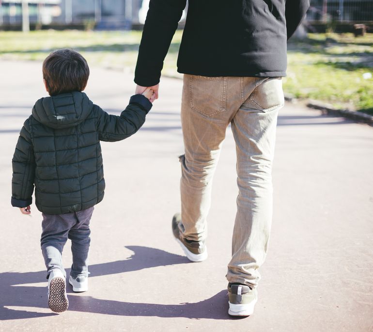 Los ETI elaboraron informes en los que destacaron la calidad afectiva del padre, describieron sus estrategias de regulación emocional y señalaron el uso de la palabra como recurso de contención. Los ETI elaboraron informes en los que destacaron la calidad afectiva del padre, describieron sus estrategias de regulación emocional y señalaron el uso de la palabra como recurso de contención.