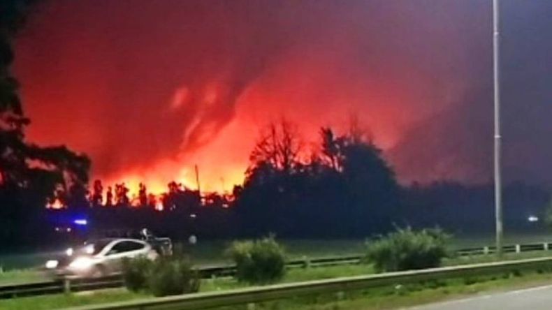 Explosiones en Ezeiza: masivo despliegue por el incendio que afectó siete galpones | LMCipolletti.com Explosiones en Ezeiza: masivo despliegue por el incendio que afectó siete galpones