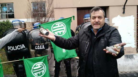 Aguiar exhibió las postas de goma tras un confuso incidente.
