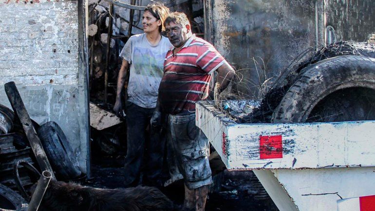Hugo y Dahiana llevan una semana trabajando para recuperar el local.