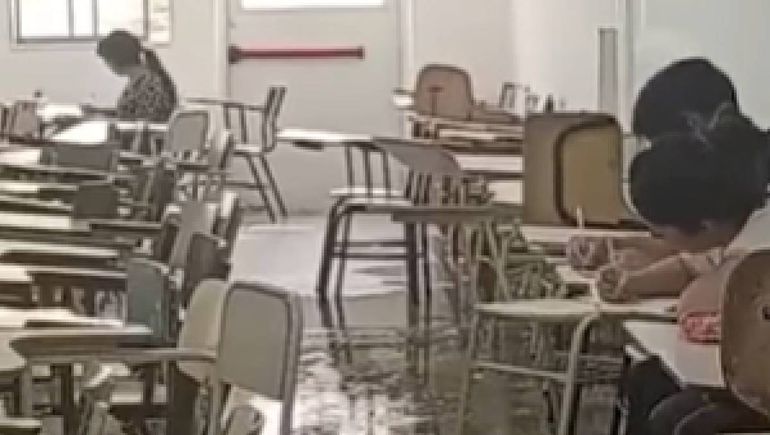 Así quedó una aula en FACIAS de la UNCo por la tormenta.