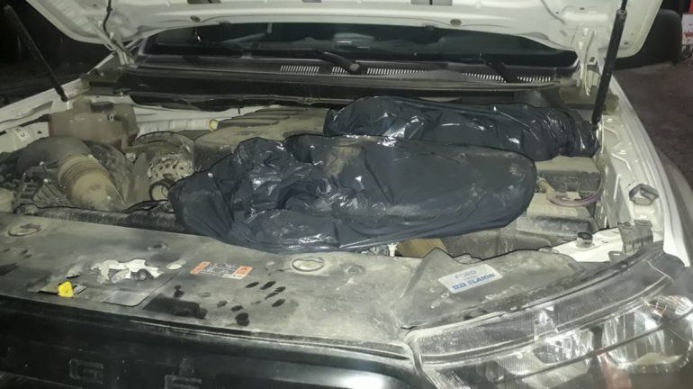 Escondieron carne ilegal en el motor y la rueda de auxilio, pero los descubrieron