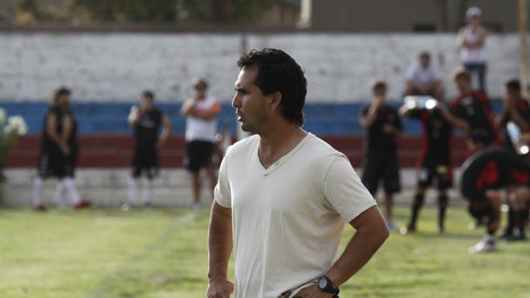 Lorenzo Frutos pasó por diferentes funciones en Cipolletti. Se hizo hincha después de haber sido un ídolo para los simpatizantes albinegros.