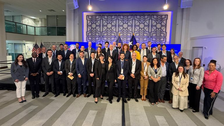 La delegación oficial estuvo integrada por funcionarios locales, provinciales y nacionales. La delegación oficial estuvo integrada por funcionarios locales, provinciales y nacionales.