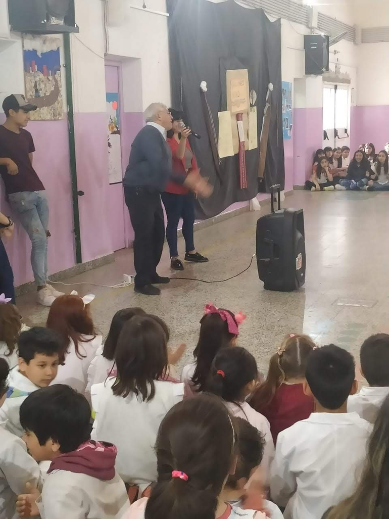 El Profe era muy querido por todos sus alumnos. El Profe era muy querido por todos sus alumnos.
