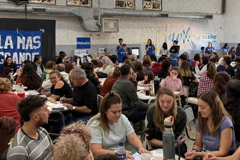 El bingo solidario organizado por la agrupación Aluvión Estudiantil logró recaudar los fondos para la conexión de gas del salón comunitario del barrio La Paz. Gran esfuerzo y compromiso del nucleamiento universitario surgido de las aulas de la UNCo en Cipolletti.
