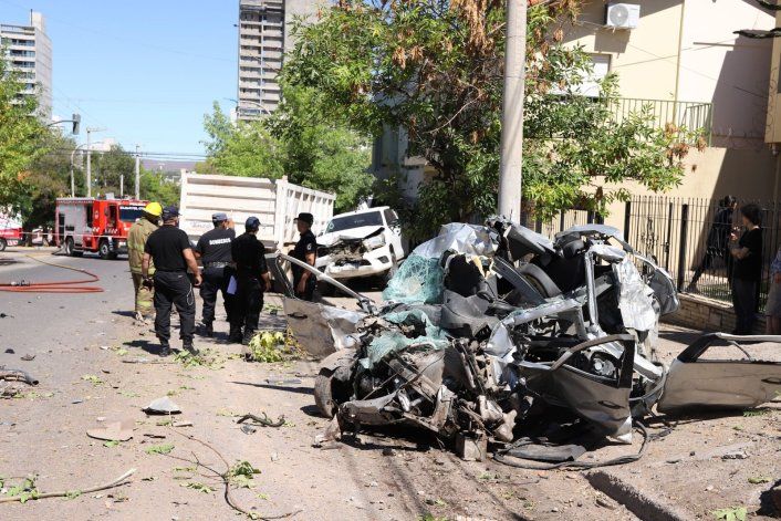 El camión se llevó todo a su paso en calle Salta / Foto