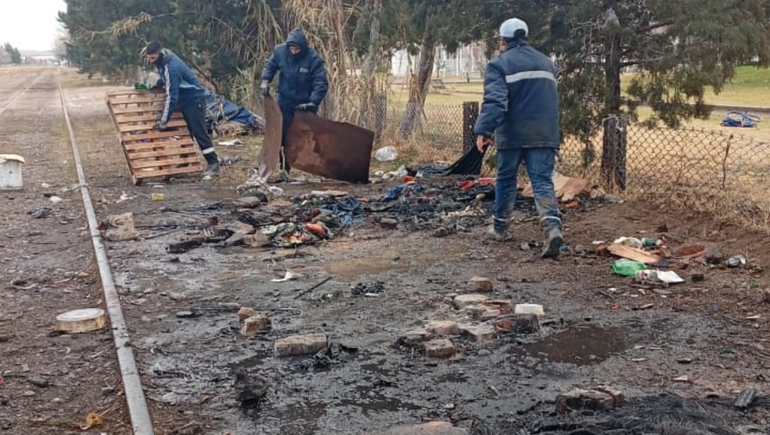 Un incendio entre trapitos derivó en agresiones a una placera de Cipolletti y la intervención de la Policía.