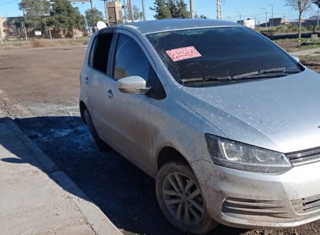 Misterio por auto abandonado e incendiado en Viedma.