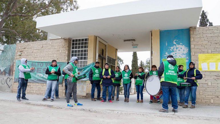 Los empleados de la necrópolis están en lucha desde hace más de un mes. Todavía no se arriba a una solución.