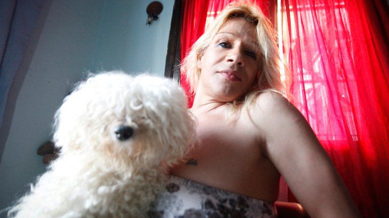 Rodeada por sus perros