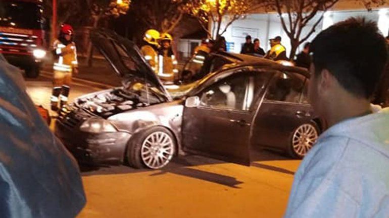 Imprudencia al volante: perdió el control del auto y chocó contra dos vehículos  