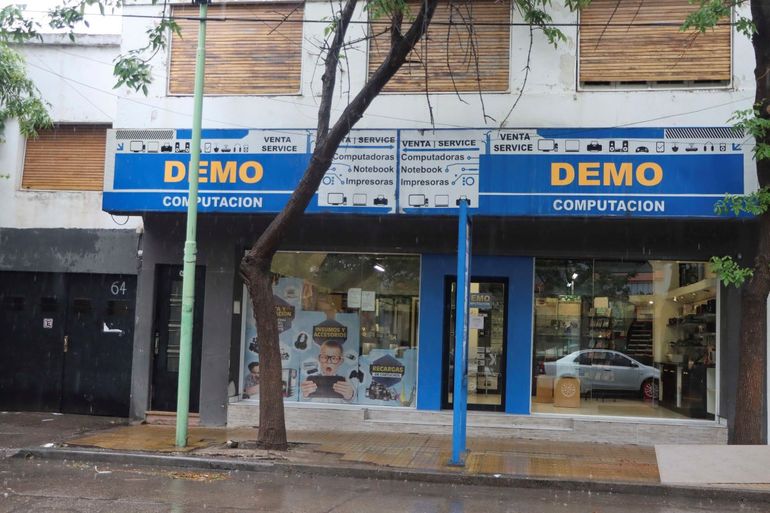 Boqueteros desvalijaron un local de computación en pleno centro