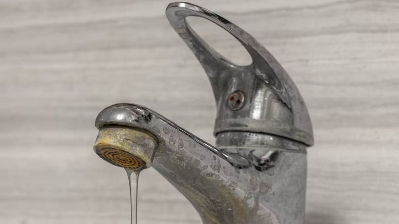 El truco que termina con el problema del sarro y dejan las canillas de la cocina y el baño como nuevas.
