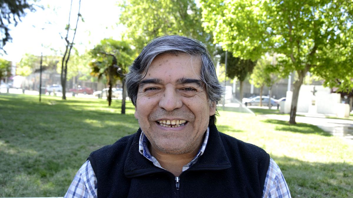 El músico cipoleño Rolando Lobos ha consagrado su vida al folclore patagónico y argentino. Lo ha hecho en su doble rol de cantor y compositor, por un lado, y de comunicador radiofónico, por el otro. Ahora trabaja en su noveno disco.