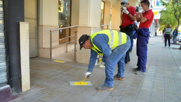 La Muni marca la distancia en las veredas céntricas
