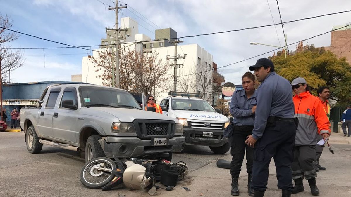 Tremendo choque entre una moto y una camioneta en pleno dentro