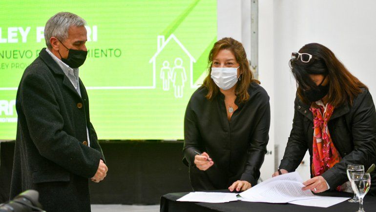 Cipolletti: firmaron el contrato de obra para el barrio Espejo I