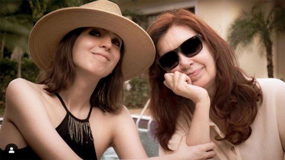 Cristina Kirchner regresa de Cuba con su hija Florencia
