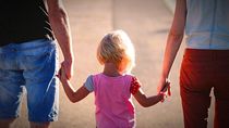 padres separados: ¿como pedir una autorizacion para viajar con los hijos fuera del pais?