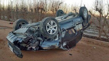 choque y vuelco en allen dejo dos personas heridas
