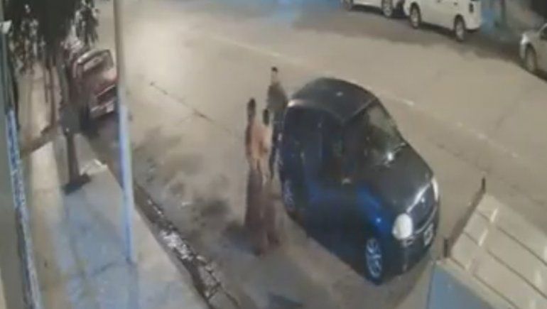 Le dio una trompada a una mujer con un bebé en brazos y quedó todo grabado