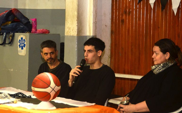 Manu Rodríguez dio una charla esta semana en el Club Cipolletti y estuvo entrenando con los más chicos. Fotos: Antonio Spagnuolo