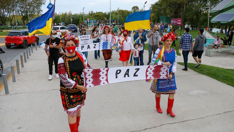 La comunidad ucraniana en Neuquén marchó por la paz
