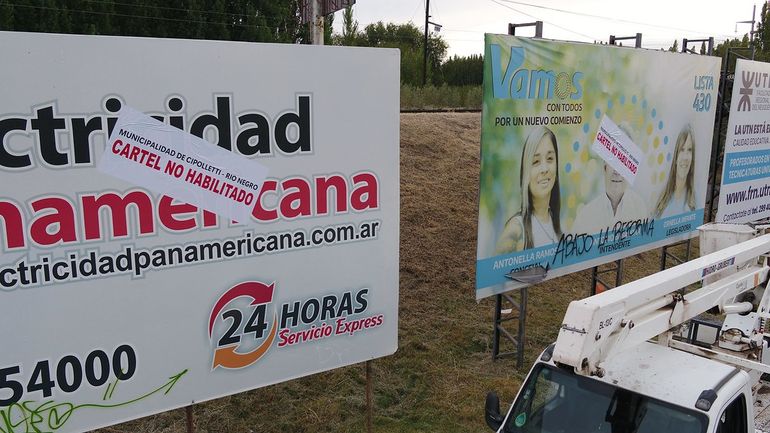 La notificación de los carteles viales se les impone una leyenda que indica 