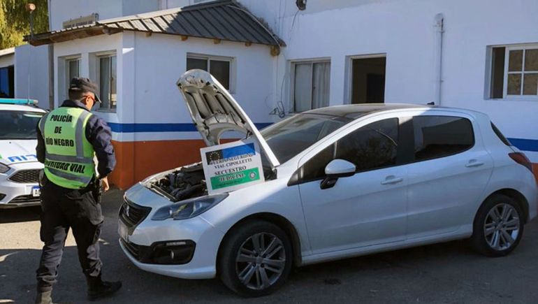Lo atraparon en Cipolletti manejando un auto buscado en Buenos Aires