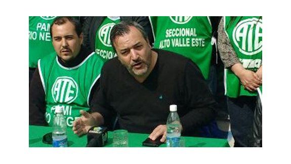 Rodolfo Aguiar encabezó la conferencia frente a las oficinas de PAMI.