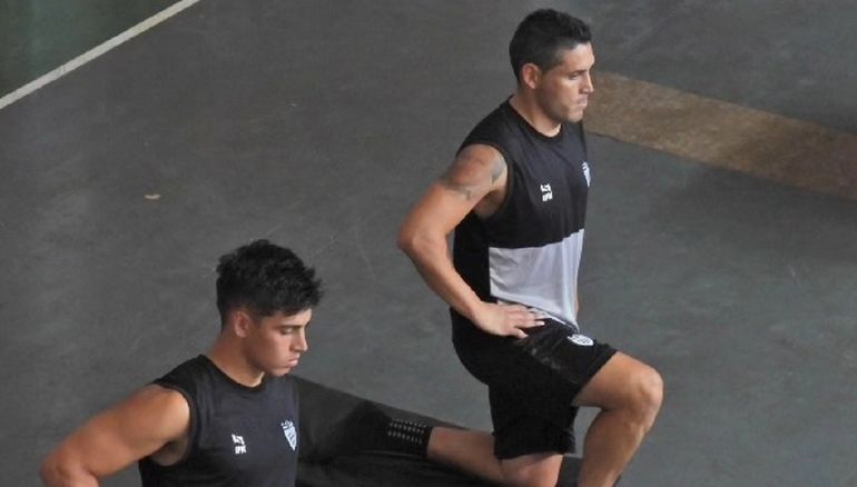 Henry Sáez volvió a vestir la ropa de entrenamiento de Cipolletti. 