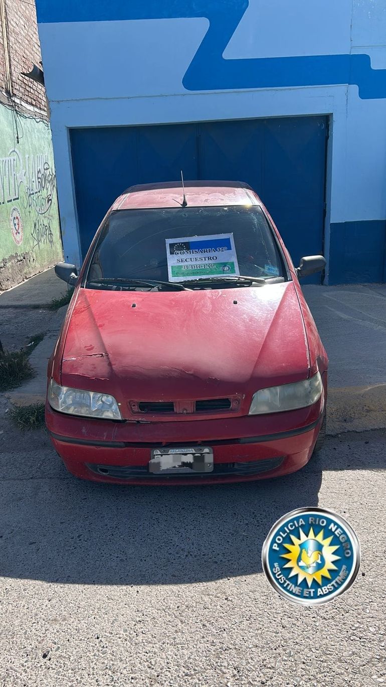 El Fiat Palio rojo registraba un pedido de secuestro el 20 de octubre emitido por la Comisaría 3ra de Neuquén Capital. El Fiat Palio rojo registraba un pedido de secuestro el 20 de octubre emitido por la Comisaría 3ra de Neuquén Capital.