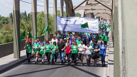 Una masiva columna de manifestantes marchó ayer por los puentes.